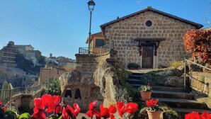 Property grounds - Romantic house with loft, ideal for couples and families up to 5 people. (Castel Sant'Elia)