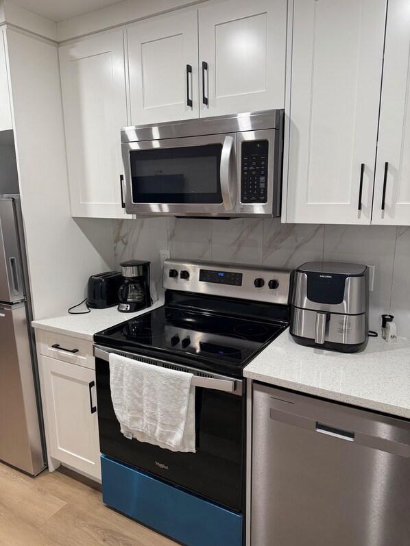 Kühlschrank, Mikrowelle, Ofen, Herdplatte