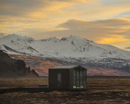外観. Georg luxury lodge facing Seljalandsfoss with private spa, sauna & glass roof