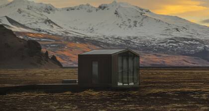 Georg luxury lodge facing Seljalandsfoss with private spa, sauna & glass roof