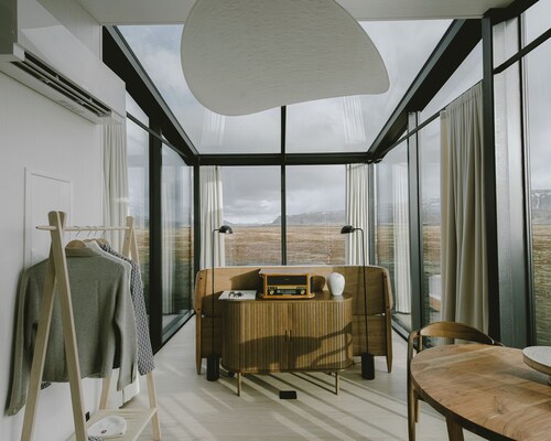 Georg luxury lodge facing Seljalandsfoss with private spa, sauna & glass roof