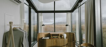 Georg luxury lodge facing Seljalandsfoss with private spa, sauna & glass roof