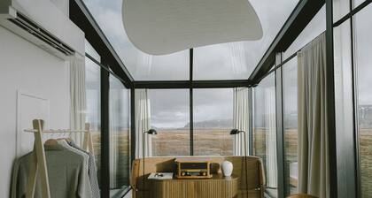 Georg luxury lodge facing Seljalandsfoss with private spa, sauna & glass roof