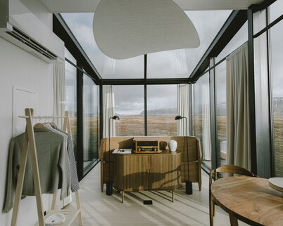 Georg luxury lodge facing Seljalandsfoss with private spa, sauna & glass roof