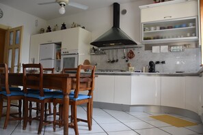 Kylskåp, mikrovågsugn, ugn och spishäll