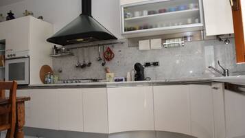 Frigorifero, microonde, forno, piano cottura