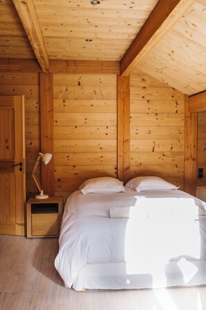 4 bedrooms, iron/ironing board, travel crib, free WiFi