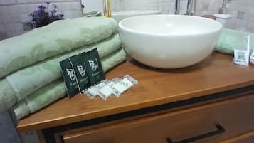 Classic Room | Bathroom | Soap, shampoo, toilet paper