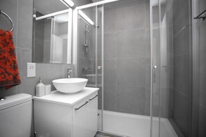 Douche, sĂšche-cheveux, serviettes fournies, shampoing