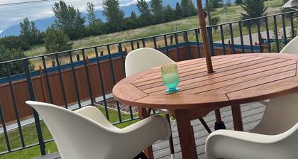 Short walk to Flathead Lake, 5-bedroom home with AC & WiFi in downtown Somers
