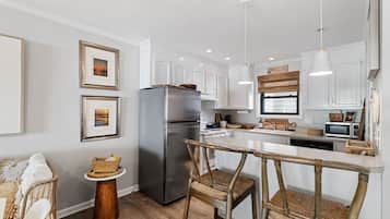 Een microgolfoven, een oven, een vaatwasser