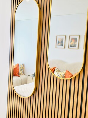 1 Schlafzimmer, Zimmersafe, Schreibtisch, Bügeleisen/Bügelbrett