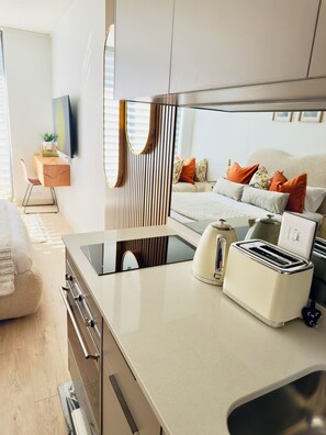 1 quarto, cofres nos quartos, escrivaninha