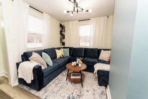 Smart-TV, Tischfußball, Tischtennisplatte