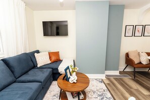 Smart TV, table football, ping pong - Newly Remodeled Gem in the Heart of Town! (Mount Pleasant)