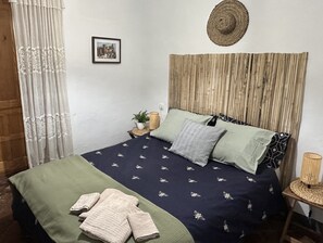 5 bedrooms, iron/ironing board, free WiFi, bed sheets