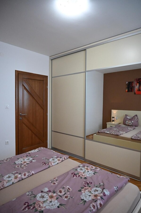 4 bedrooms, iron/ironing board, WiFi, bed sheets