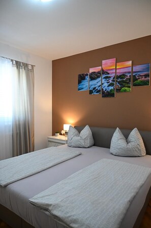 4 bedrooms, iron/ironing board, WiFi, bed sheets