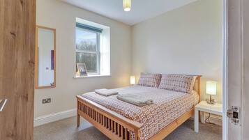 2 bedrooms, iron/ironing board, travel cot, free WiFi
