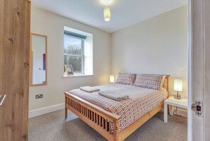 2 makuuhuonetta, silitysrauta/-lauta, vauvan matkasänky, ilmainen Wi-Fi