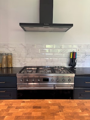 Fridge, microwave, oven, stovetop - Spacious family-friendly & pet-friendly Victorian home in bustling east Belfast (Belfast)