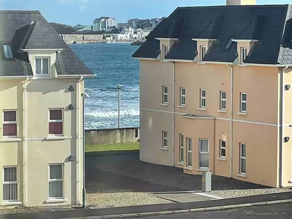 Exterior - Spacious Portrush 3 bed West Strand apartment close to golf course (Portrush)