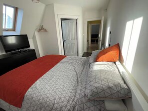 3 chambres, fer et planche à repasser, Wi-Fi, draps fournis