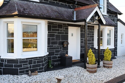 Knockenhooley is a beautiful traditional cottage on the magical Isle of Skye