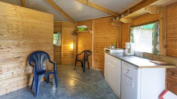 Kühlschrank, Wasserkocher mit Kaffee-/Teezubehör