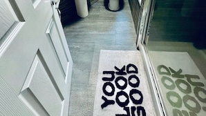 Un baño moderno con lavamanos, inodoro y zona de ducha.