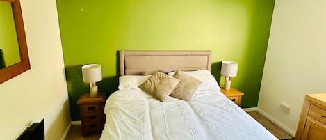 3 室のベッドルーム、WiFi (無料)、ベッドシーツ