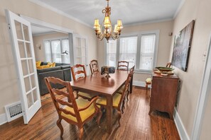 Dining - Charming 3-bedroom house a few blocks from the University of Notre Dame. (South Bend)
