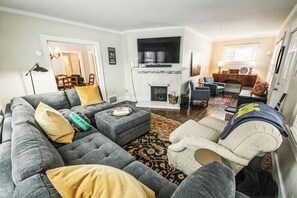 Smart TV, fireplace - Charming 3-bedroom house a few blocks from the University of Notre Dame. (South Bend)