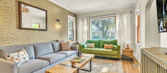 Your Chicago Hub~ 4 minute Walk to Train~ Pets OK