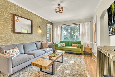 Your Chicago Hub~ 4 minute Walk to Train~ Pets OK~ Game Room~ Fireplace