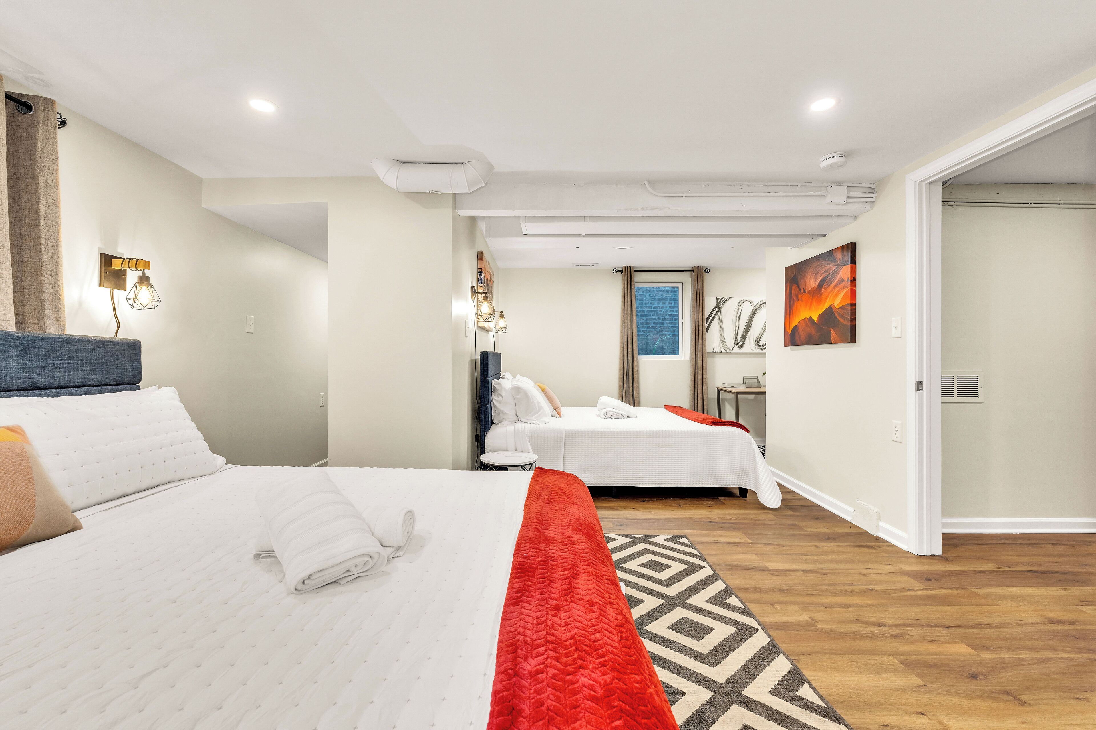 4 habitaciones, escritorio y tabla de planchar con plancha 