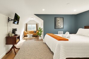 4 habitaciones, escritorio y tabla de planchar con plancha 