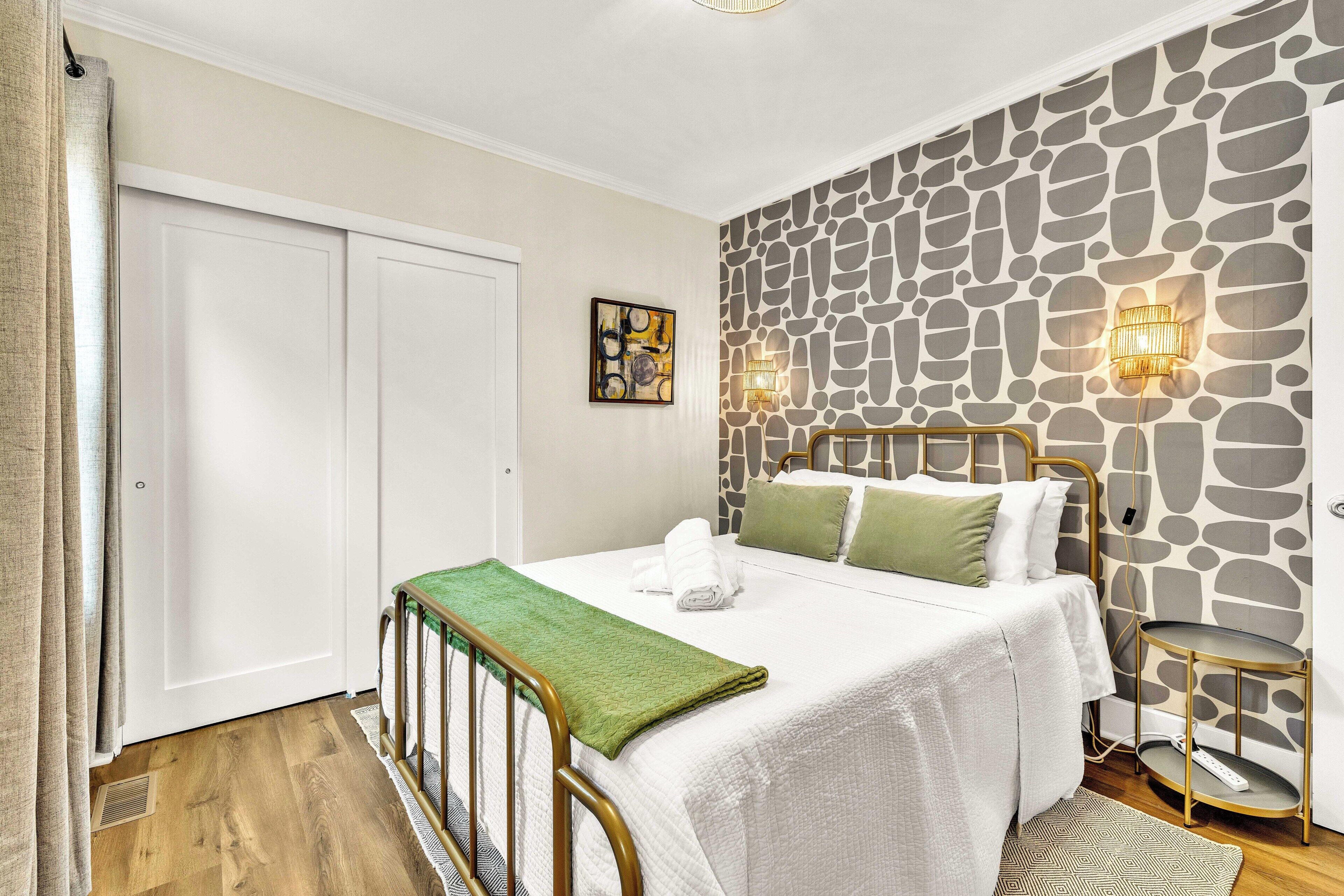 4 bedrooms, desk, iron/ironing board, travel cot