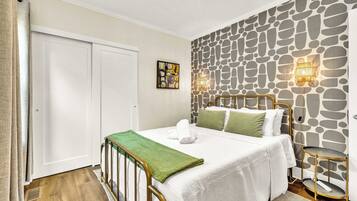 4 bedrooms, desk, iron/ironing board, travel cot