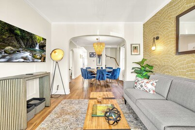 Your Chicago Hub~ 4 minute Walk to Train~ Pets OK