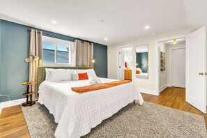 4 habitaciones, escritorio y tabla de planchar con plancha