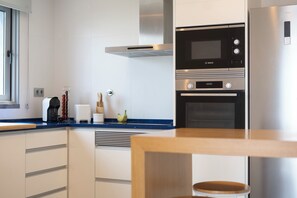 Mikrovågsugn, ugn, spishäll och diskmaskin