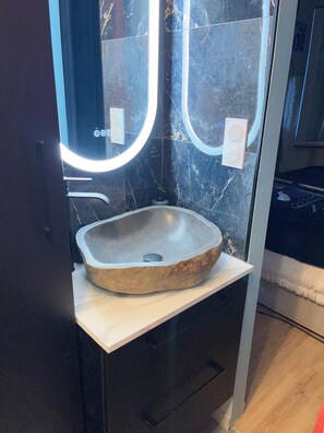 Douche, serviettes fournies, savon, papier de toilette