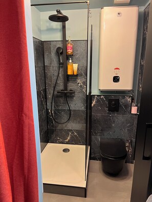 Shower, towels, soap, toilet paper - Charming apartment nestled among olive trees in the heart of nature! (Éguilles)