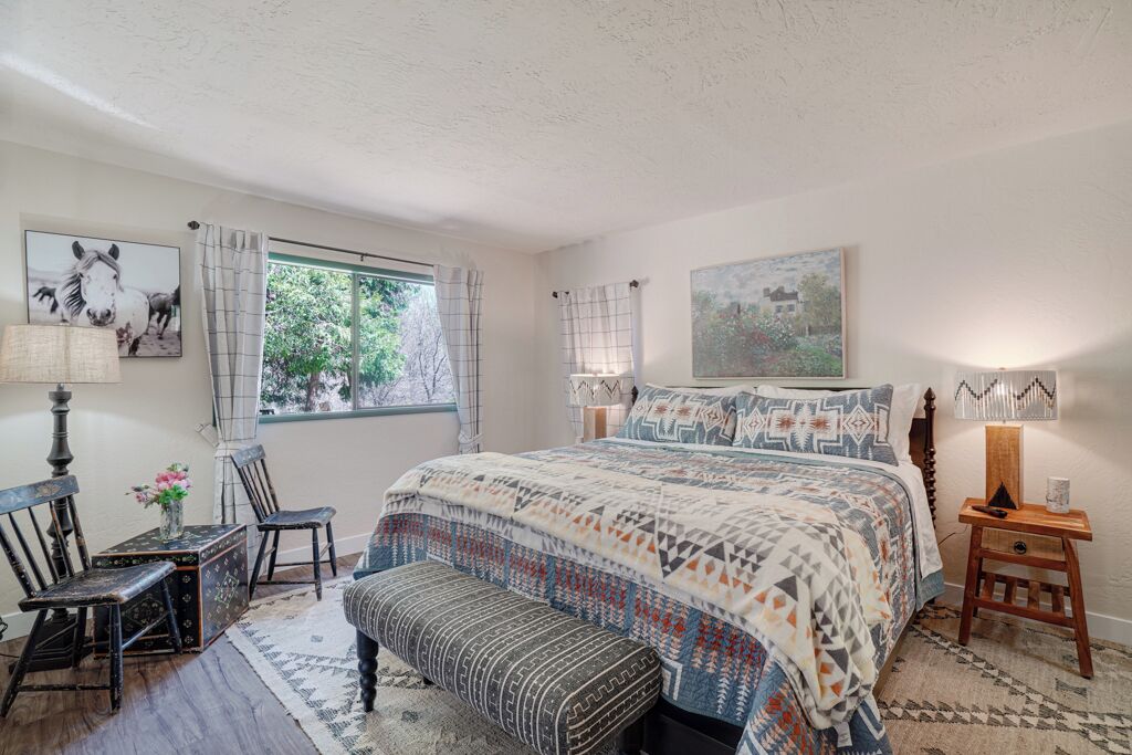 3 habitaciones, tabla de planchar con plancha, wifi y ropa de cama 