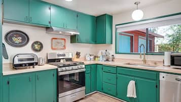 Microondas, horno, placa de cocina, lavavajillas