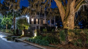 A historic house with a balcony, surrounded by trees and a fence. - Gritz & Giggles, Southern Charm Meets Belly Laughs! Close to Parris Island (Port Royal)