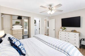 3 bedrooms, iron/ironing board, travel crib, WiFi (free) - Gritz & Giggles, Southern Charm Meets Belly Laughs! Close to Parris Island (Port Royal)