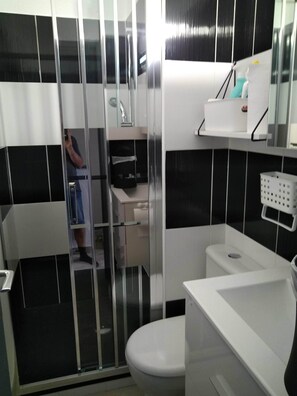 Suihku, hiustenkuivaaja, saippua, vessapaperi