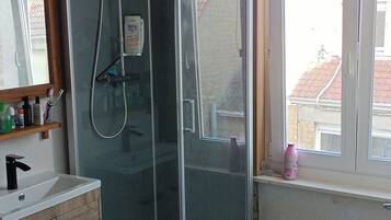 Douche, savon, papier toilette